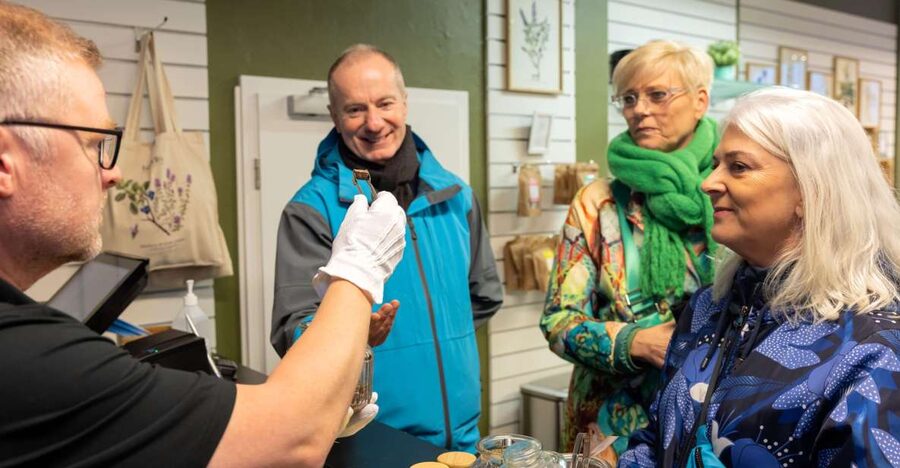 Reykjavik: The Icelandic Sweet Tooth Tour - Walking Laugavegur between bites