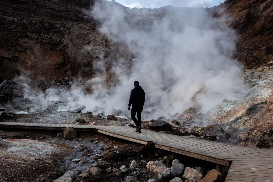 Reykjavík: Volcano Eruption Site and Reykjanes Hiking Tour - Guides, buses, and the pace of the day