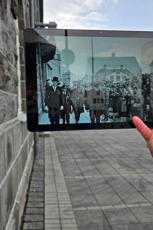 Reykjavik: World War II Walking tour around the city centre - Period photographs make the city easier to read