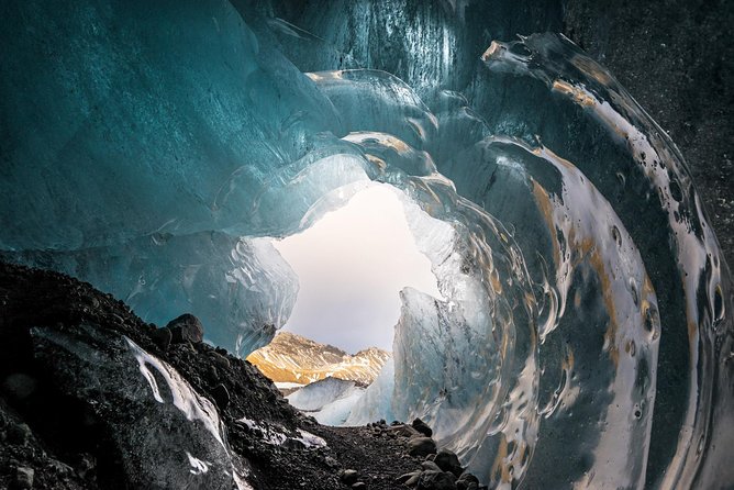Skaftafell: Blue Ice Cave & Glacier Hike on Vatnajökull - Walking across Falljökull with crampons