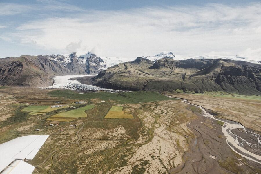 Skaftafell Nature Reserve: Highlights Scenic Airplane Tour - Green hills beside the ice