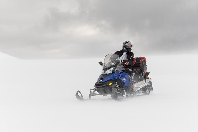 Snowmobile tour on Vatnajökull - What the guides add