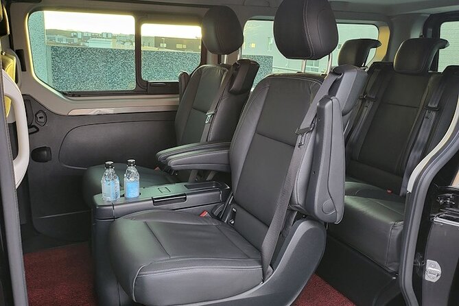 Transfer from Reykjavik - Private airport transfer to KEF Airport - A private car changes the airport ride