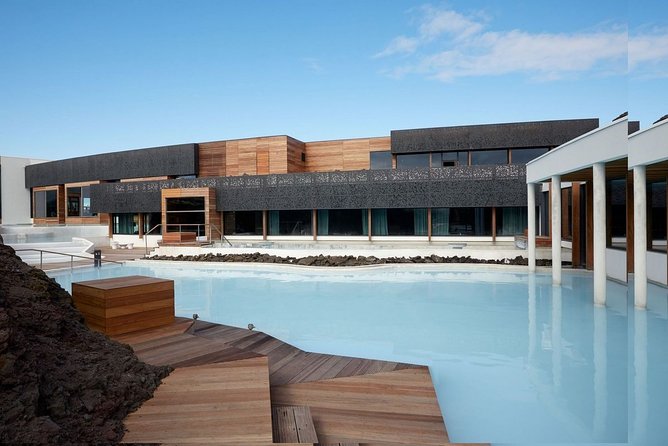 Unique bathing in an Icelandic hot springs at the Blue Lagoon - The silica mask and in-water bar